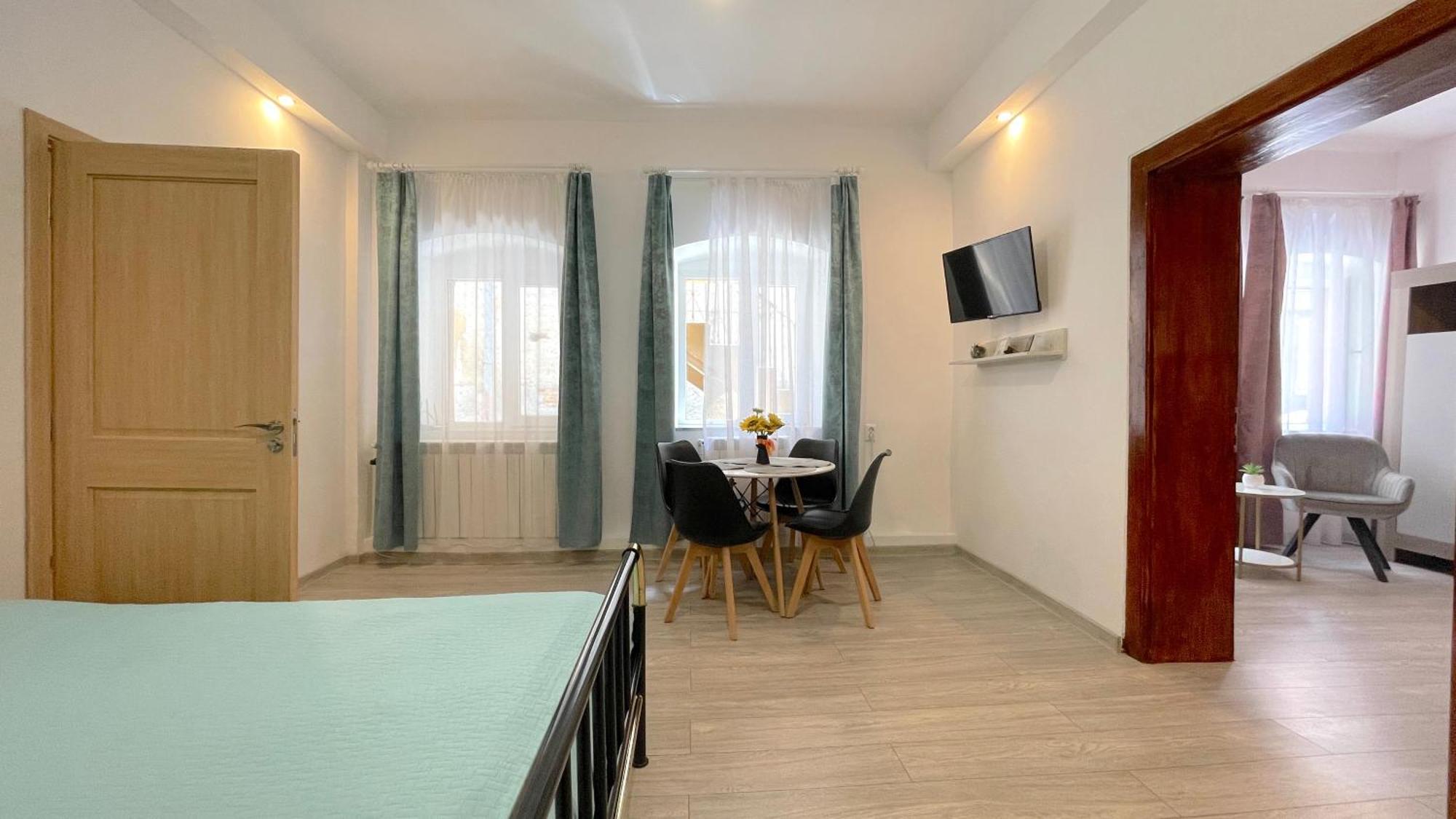Evu Long Street Braşov